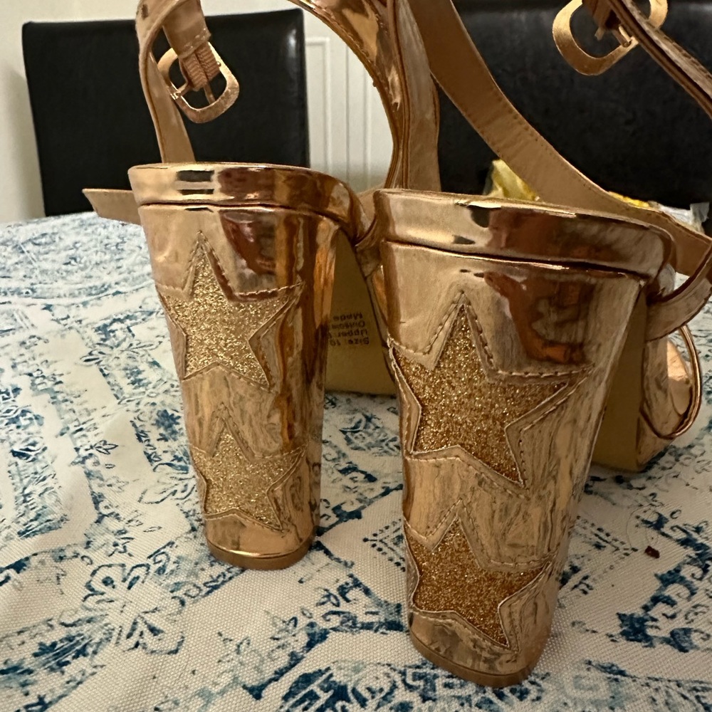 Gold high heels - Picture 2 of 4